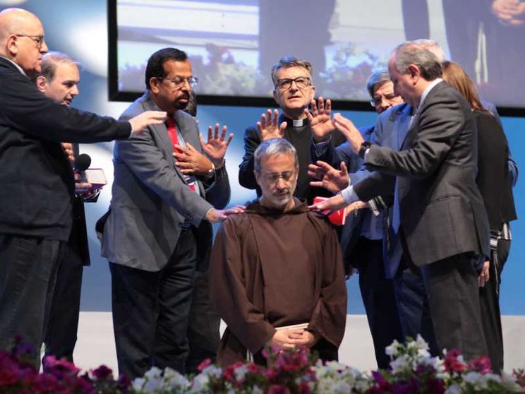 L'invocazione su padre Faltas prima del suo intervento alla Convocazione nazionale del Rinnovamento nello Spirito Santo / MARIO PINIZZOTTO