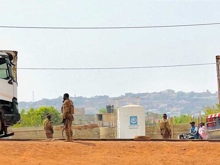 Due militari nella base militare di Kati in mezzo al deserto: un camion arriva