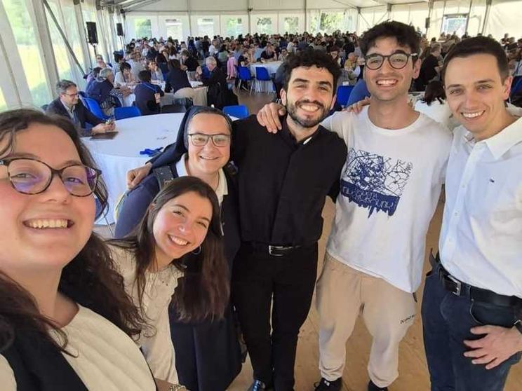 I giovani della diocesi di Modena a Verona. Da sinistra: Anna Guidetti, Ilaria Valdevit, suor Silvia Baglieri, don Ignazio (dell’Ufficio famiglia Cei) , Francesco Boldrini e Pietro Garuti