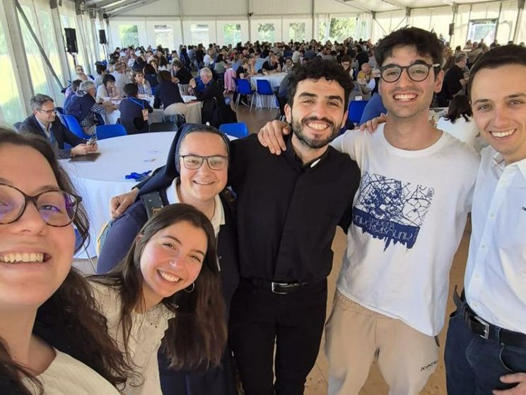I giovani della diocesi di Modena a Verona. Da sinistra: Anna Guidetti, Ilaria Valdevit, suor Silvia Baglieri, don Ignazio (dell’Ufficio famiglia Cei) , Francesco Boldrini e Pietro Garuti