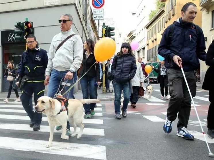 Milano, parcheggi selvaggi. L'appello dell'Unione ciechi: «Più sicurezza per i non vedenti»