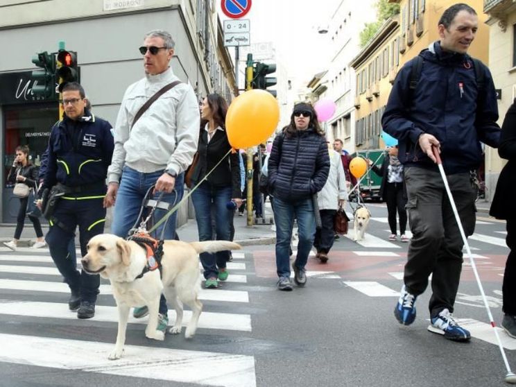 Milano, parcheggi selvaggi. L'appello dell'Unione ciechi: «Più sicurezza per i non vedenti»