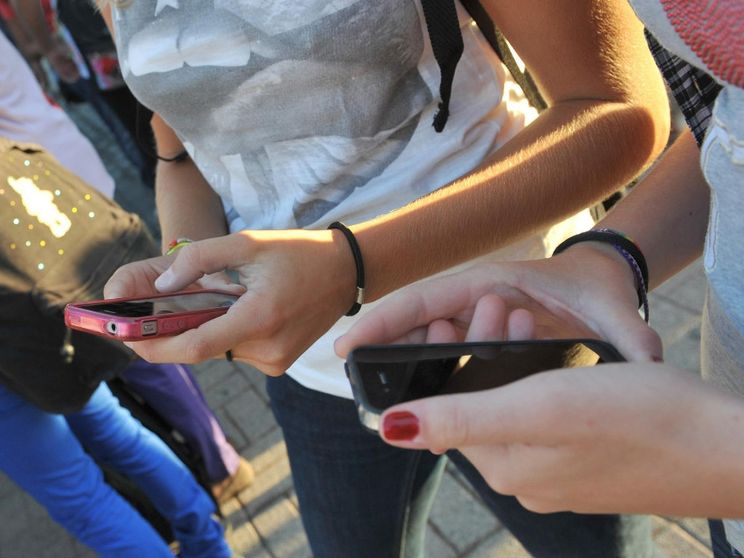 Giovani con lo smartphone in mano