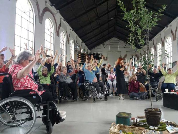 Un momento delle attività con gli anziani alla Lavanderia a Vapore di Collegno