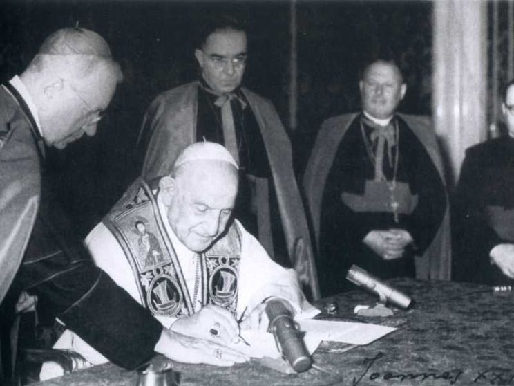 Vaticano, 9 aprile 1963, papa Giovanni XXIII firma l'enciclica "Pacem in Terris" / SICILIANI