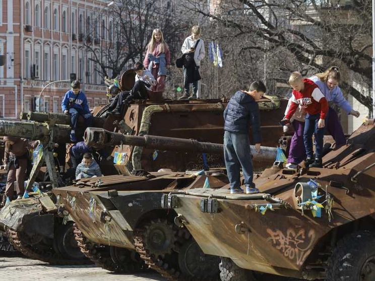 Alcuni bambini giocano su un carro armato russo danneggiatoed espostoa Kiev insieme ad altri mezzi di Mosca, tutti colpiti da attacchi dell’esercito ucraino / Ansa