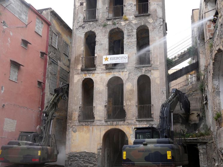 L'inizio dell'abbattimento di Palazzo Fienga a Torre Annunziata (Napoli), 5 maggio 2026