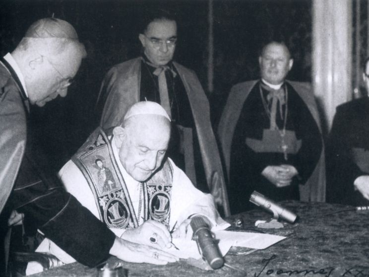 Vaticano, 9 aprile 1963, papa Giovanni XXIII firma l'enciclica "Pacem in Terris" / SICILIANI