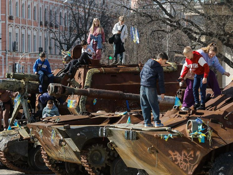 Alcuni bambini giocano su un carro armato russo danneggiatoed espostoa Kiev insieme ad altri mezzi di Mosca, tutti colpiti da attacchi dell’esercito ucraino / Ansa