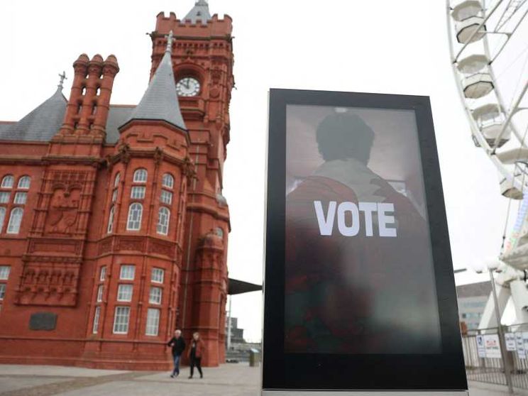 Manifesto elettorale affisso vicino al Senedd, il parlamento gallese, a Cardiff / Reuters