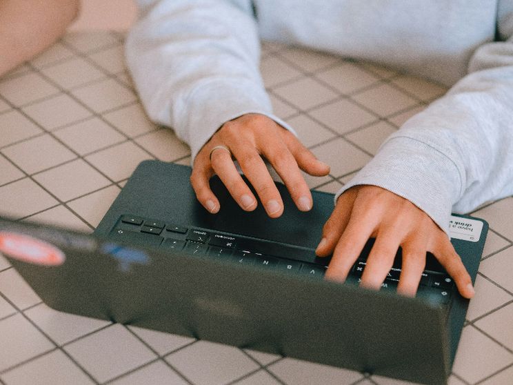 Iris, Nora e l’online come rifugio: «Così curiamo i giovani isolati»