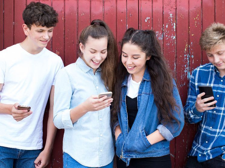 Gravidanze in adolescenza e salute mentale dei giovani, cosa c'entrano gli smartphone