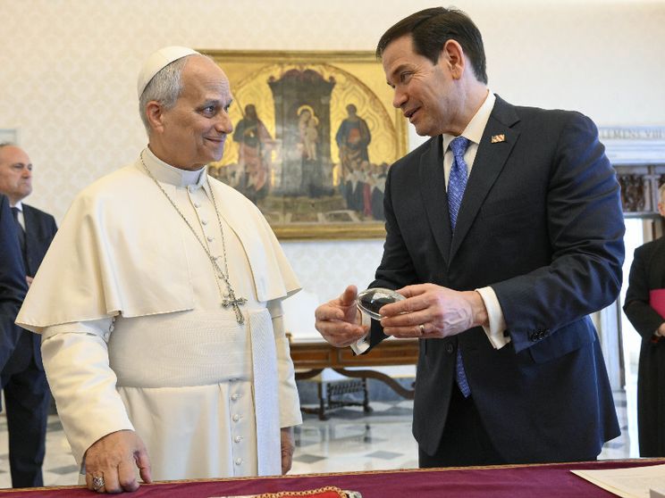 Lo scambio di doni tra il segretario di Stato americano, Marco Rubio, e papa Leone XIV / VATICAN MEDIA