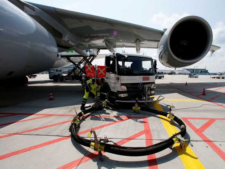 Rimborsi garantiti e supplementi vietati per il jet fuel: così la Ue prova ad arginare il caro-voli