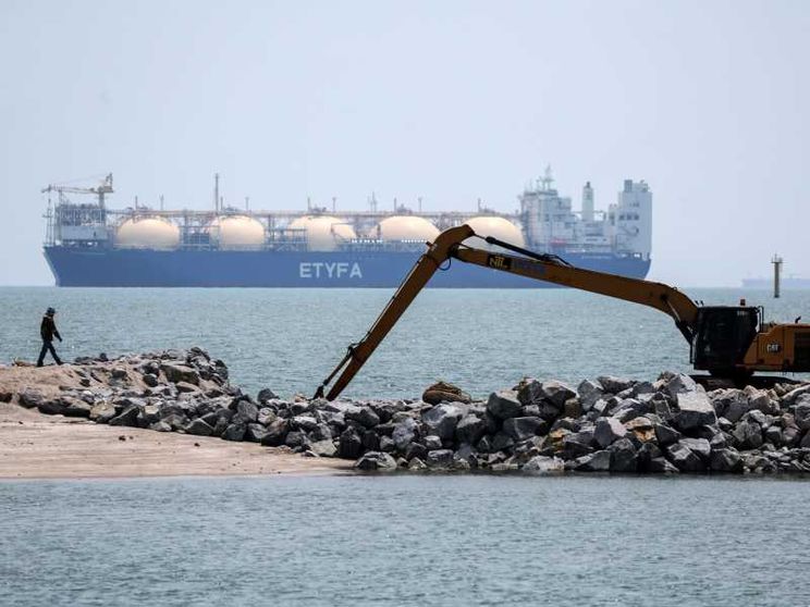 Una nave che trasporta gas liquefatto attraversa lo Stretto di Malacca