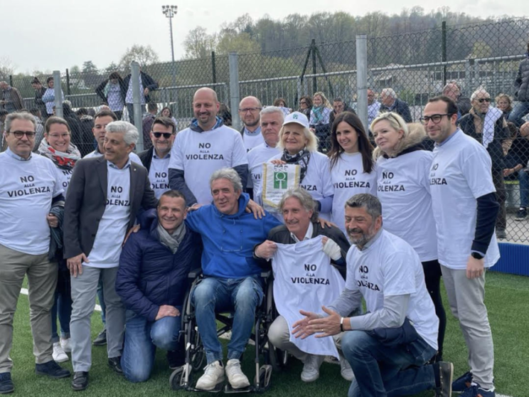 I sindaci della Bergamasca in una manifestazione di solidarietà a Stefano Turchi  nel 2023 / Aisla Bergamo