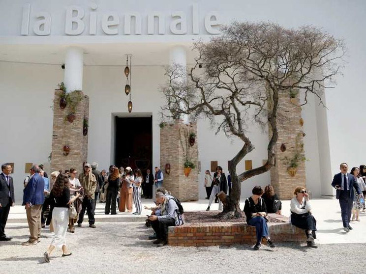 L’ingresso del Padiglione Centrale nel nuovo allestimento della curatrice artistica Koyo Kouoh, alla Biennale Arte 61, Venezia / ANSA