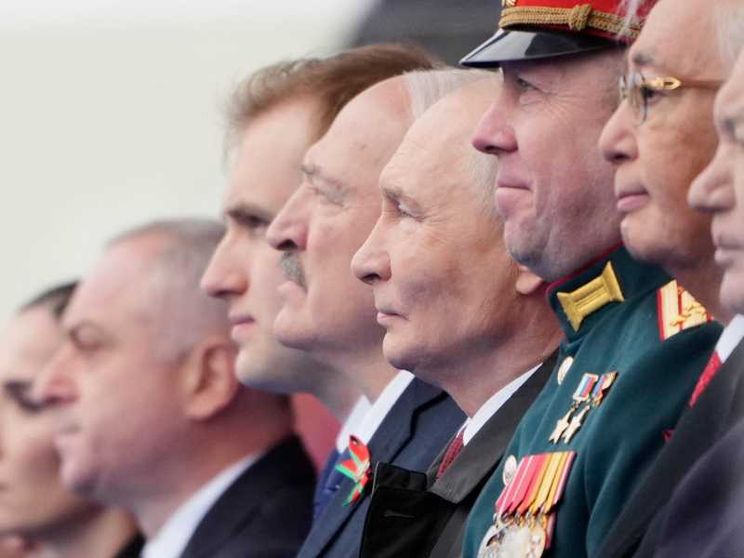 Nove minuti, cinque soli leader presenti, zero veicoli militari: la parata flop di Putin