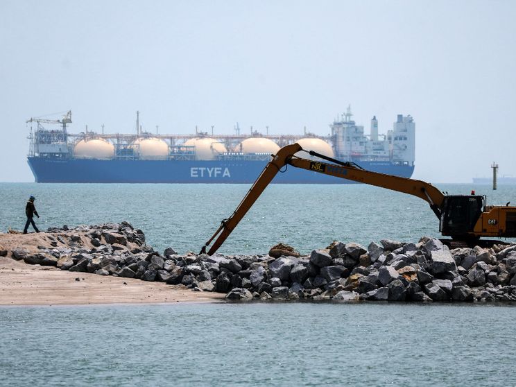 Una nave che trasporta gas liquefatto attraversa lo Stretto di Malacca