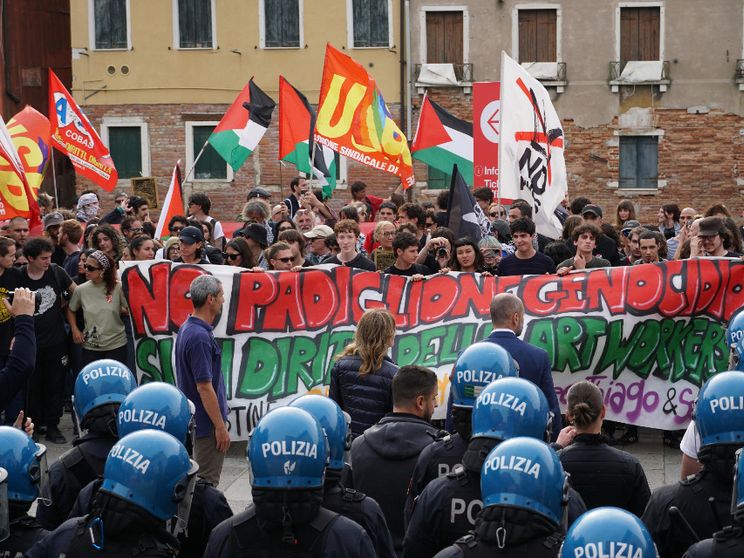 L'arte e la protesta alla Biennale. E Buttafuoco “chiama” il Papa