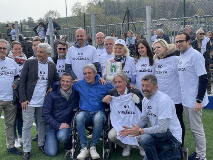 I sindaci della Bergamasca in una manifestazione di solidarietà a Stefano Turchi  nel 2023 / Aisla Bergamo