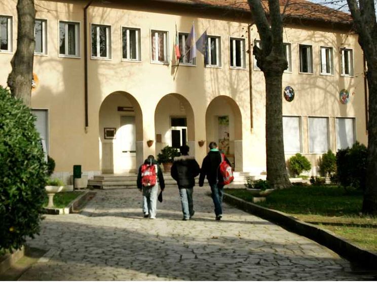 «Accogliere non è un'azione privata»: come vivono i minori nelle comunità italiane