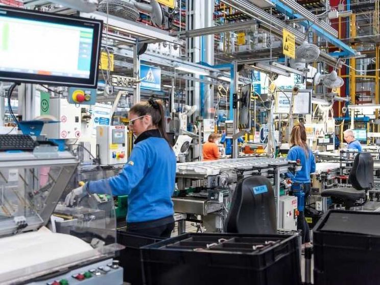 I consumi giù, lo spettro della delocalizzazione: cosa c'è dietro agli esuberi di Electrolux