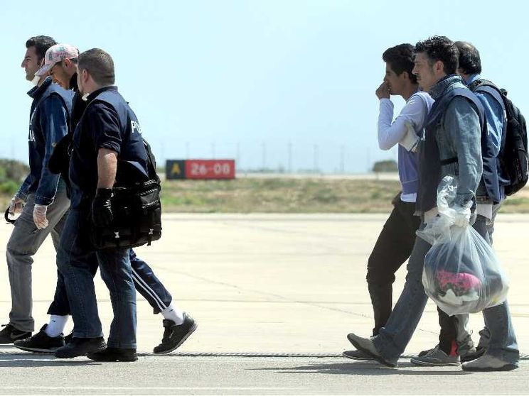 Alcuni migranti durante un'operazione di rimpatrio da Lampedusa /ANSA