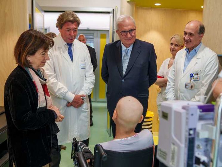 Un momento della visita del ministro nel reparto di oncologia pediatrica. Foto ufficio stampa Gemelli