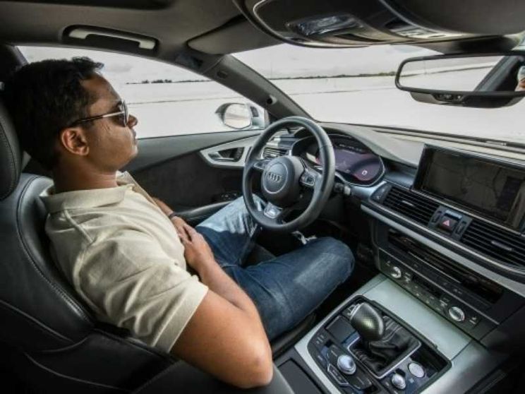 Un'auto a guida autonoma