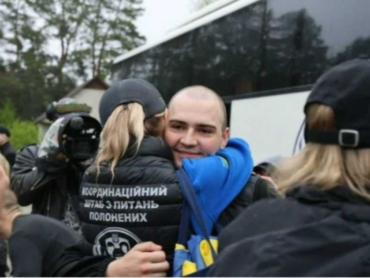 Il sorriso di Artem Vyshniak dopo la liberazione