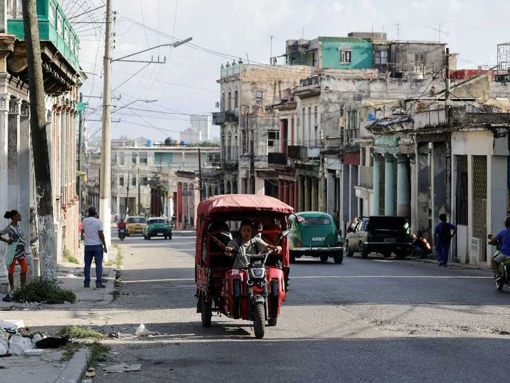 Un uomo alla guida di un bici-taxi all’Avana durante un collasso parziale della rete elettrica cubana / Reuters
