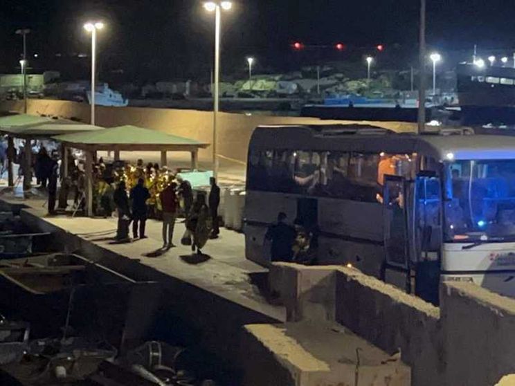 Lo sbarco di 55 persone originarie di Camerun, Costa d'Avorio, Gambia, Guinea, Mali, Nigeria e Sierra Leone a Lampedusa, soccorse da una motovedetta della Guardia di finanza a Lampedusa / ANSA