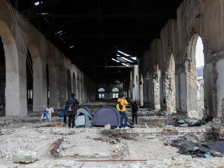 Alcuni volontari aiutano i migranti a Trieste