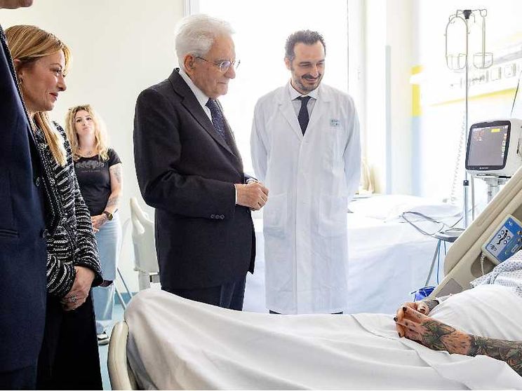 Mattarella e Meloni in ospedale, tra i feriti della tentata strage di Modena