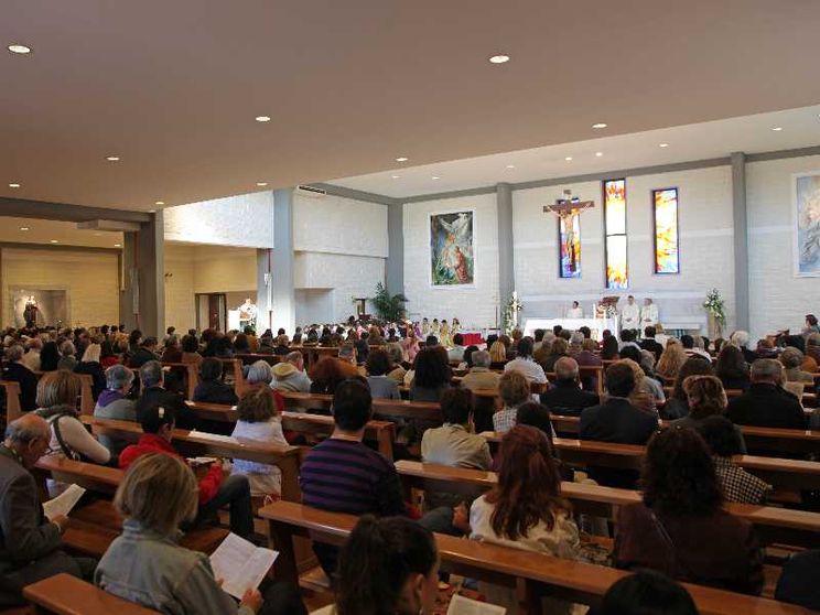La celebrazione dell'Eucaristia in una parrocchia di Ancona / SICILIANI
