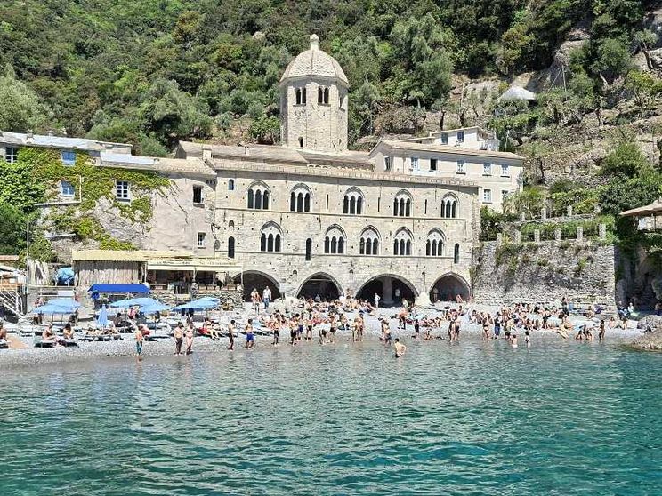 L'abbazia benedettina dell'anno Mille di san Fruttuoso (ora bene del FAI) con la spiaggetta antistante / Riccardi