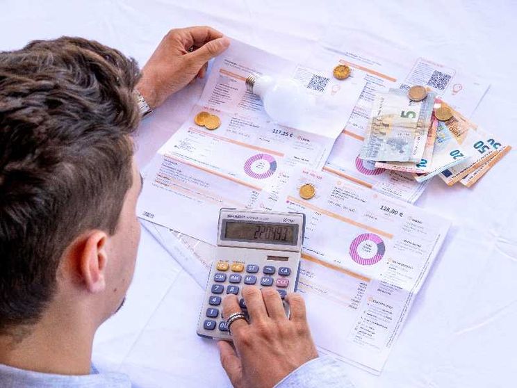 Bollette e assicurazioni: quanto costa l’indecisione agli italiani (immagine di repertorio)