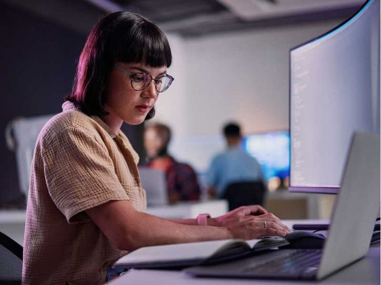 Cloni e chatbot: così l’IA in azienda può tagliare i costi della burocrazia