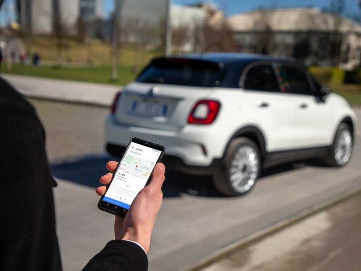 Se la colonnina va da Maometto: arrivano i robot che raggiungono le auto elettriche per ricaricarle
