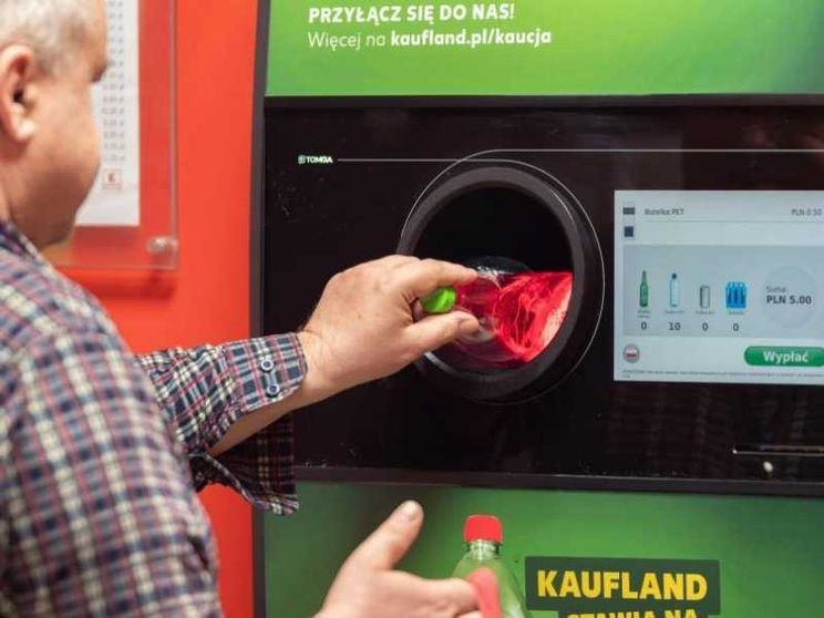 Spiccioli in cambio di bottiglie vuote: il problema plastica si può risolvere