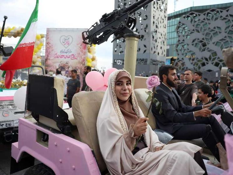 Nelle nozze di massa a Teheran gli sposi promettono il sacrificio della vita