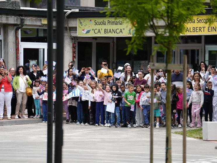 I bambini delle scuole di Reggio Emilia in festa per la visita di Kate Middleton, avvenuta proprio nei giorni scorsi