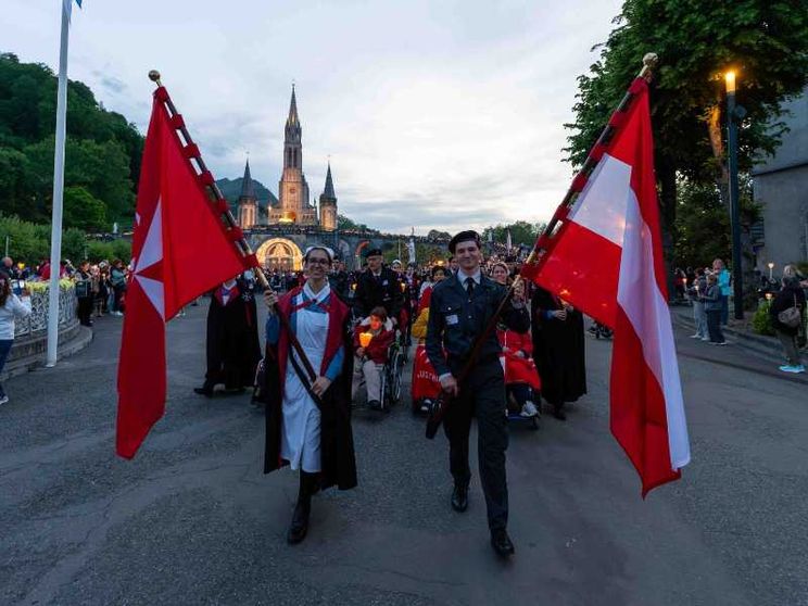 I membri dell’Ordine di Malta durante una processione del loro pellegrinaggio internazionale a Lourdes