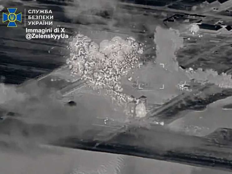 Immagini dal video che documenta l’operazione ucraina contro una base dei servizi russi nel Kherson