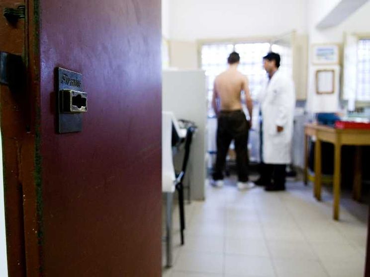 Pochi medici e attese lunghissime: in carcere anche curarsi è impossibile
