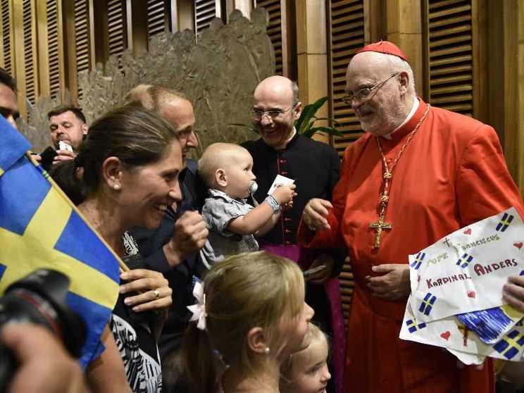 Le visite dei fedeli svedesi al cardinale Arborelius il giorno in cui è stato creato cardinale nel 2017 / SICILIANI