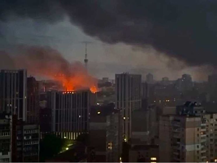 Kiev sottoterra nella notte della super arma russa “Oreshnik”: 600 droni e 90 missili