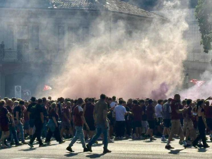 Gli scontri, il tifoso ferito, la protesta ultrà: cosa è successo prima del derby di Torino