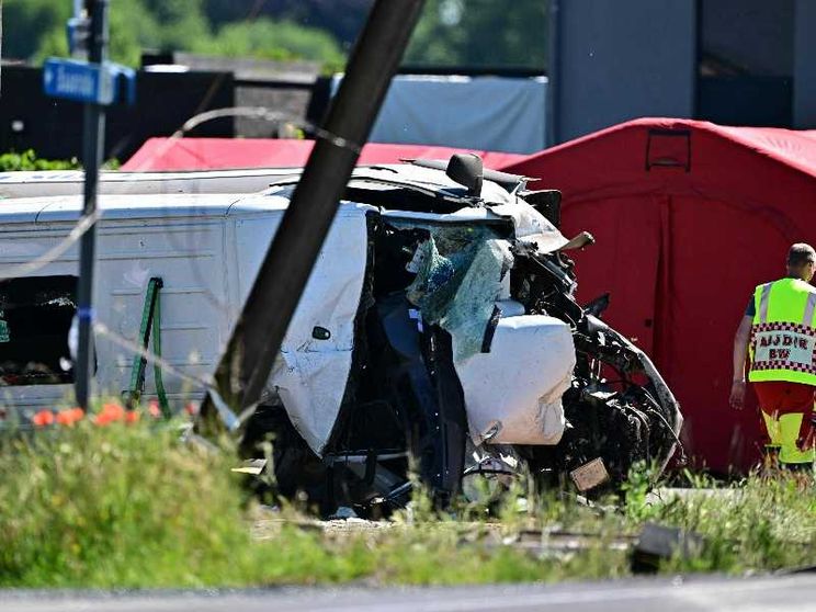 Scontro tra uno scuolabus e un treno in Belgio: 4 morti